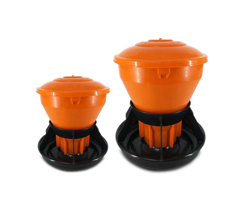 Piglet plastic barrel feeder